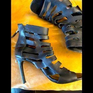 MADE IN ITALY 🇮🇹 Dolce Vita black leather caged strappy shoe size 8 zipper